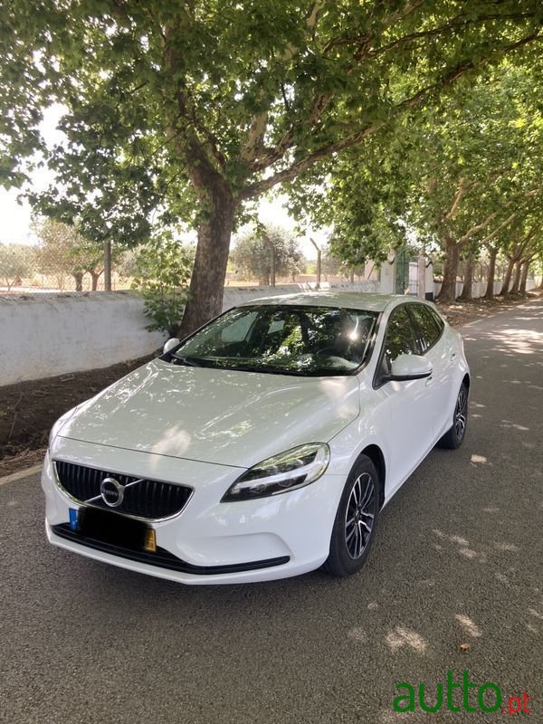 2019' Volvo V40 photo #1