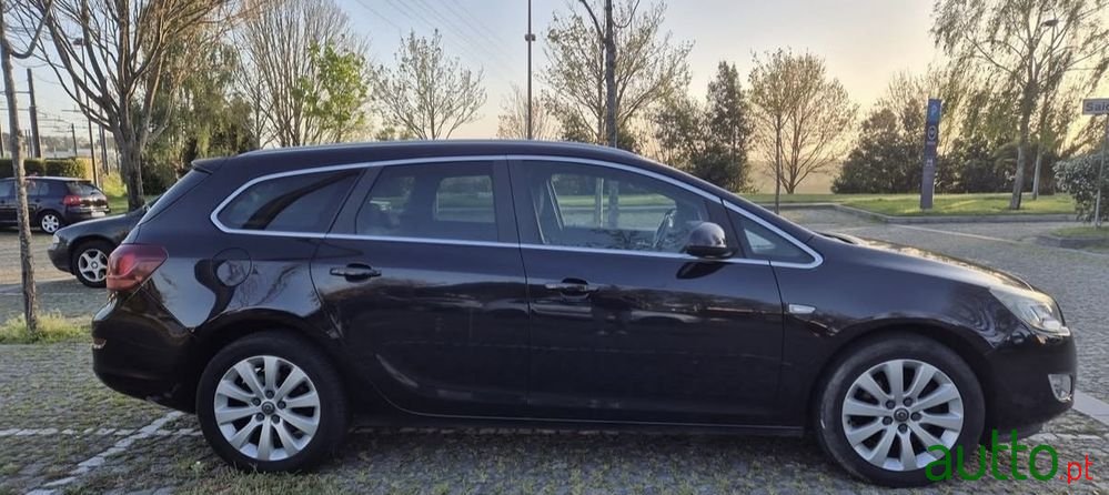 2011' Opel Astra 1.9 Cdti Cosmo photo #3