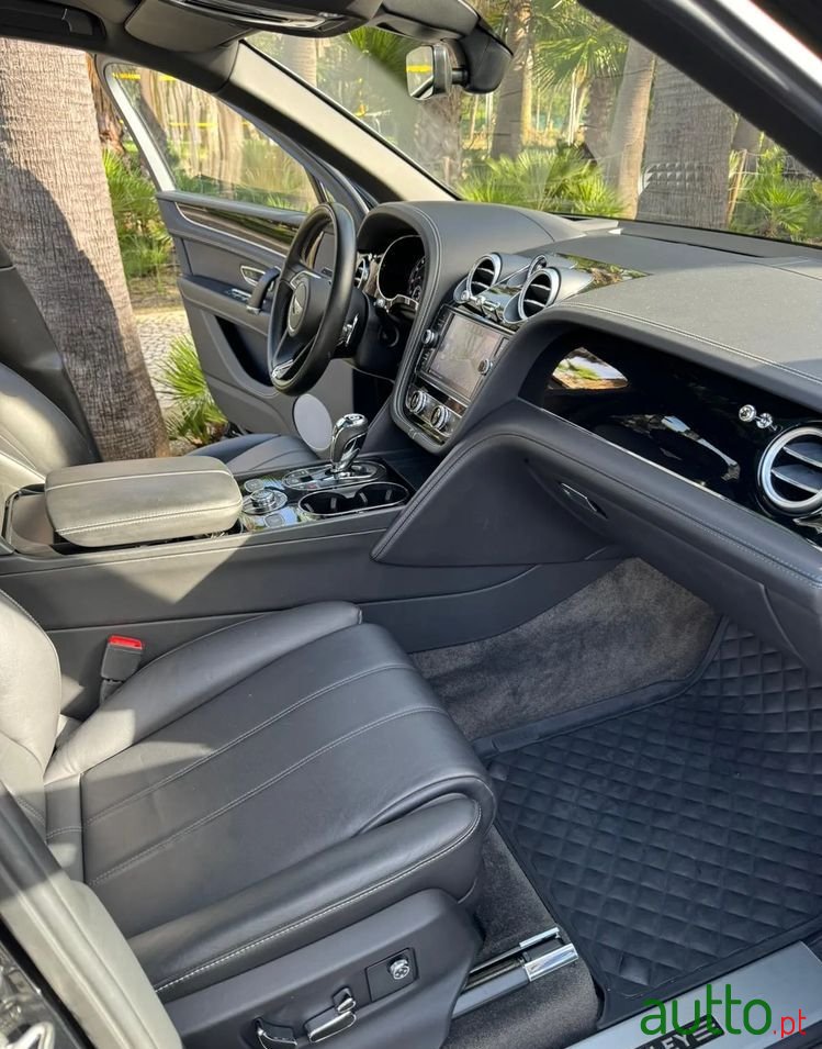 2018' Bentley Bentayga V8 photo #4