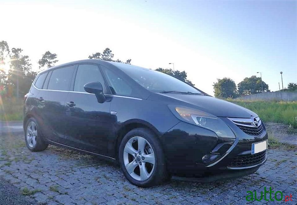 2014' Opel Zafira photo #1
