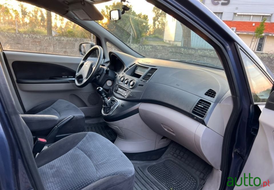 2006' Mitsubishi Grandis photo #6