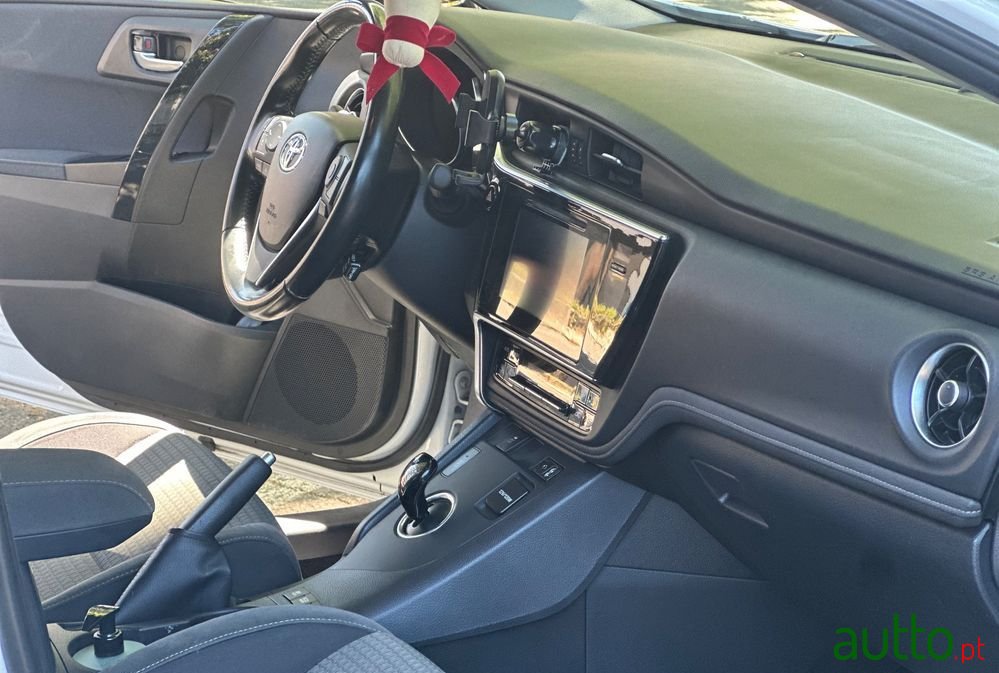 2017' Toyota Auris Touring Sports photo #4