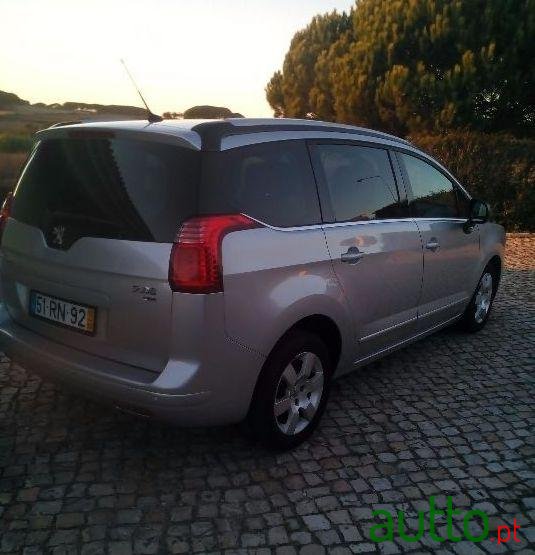 2012' Peugeot 5008 Allure photo #1