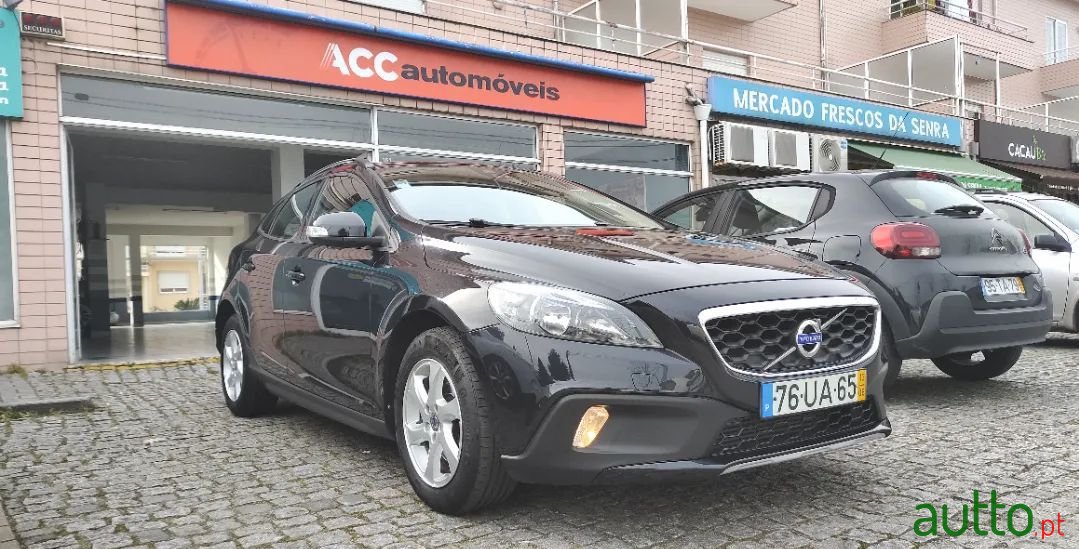2013' Volvo V40 Cross Country photo #1