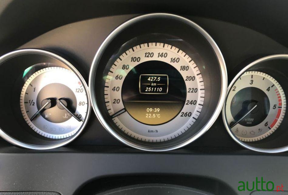 2011' Mercedes-Benz C-220 photo #3