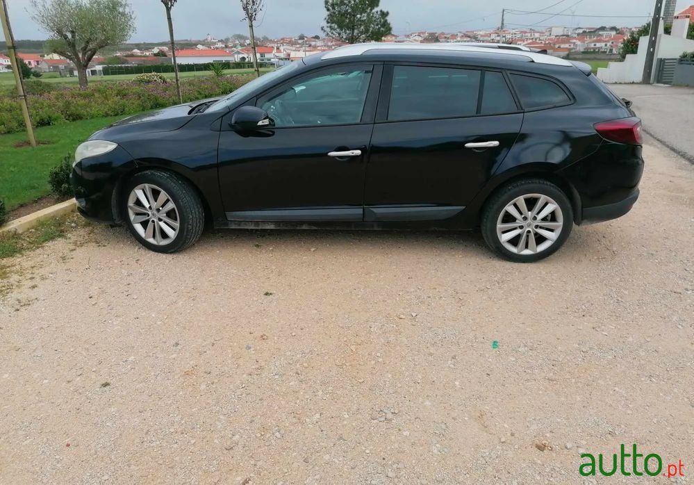 2011' Renault Megane Sport Tourer photo #2