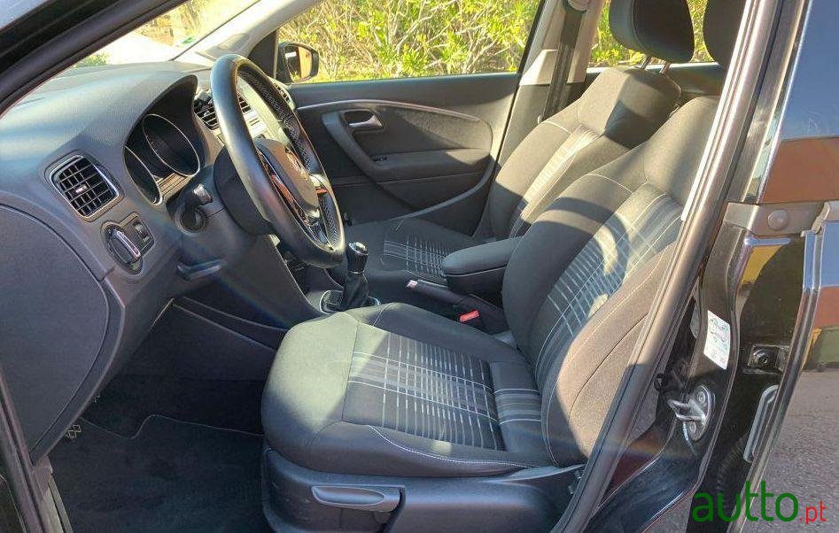 2015' Volkswagen Polo Lounge photo #2