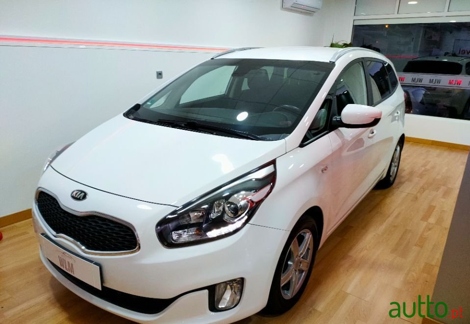 2015' Kia Carens photo #2