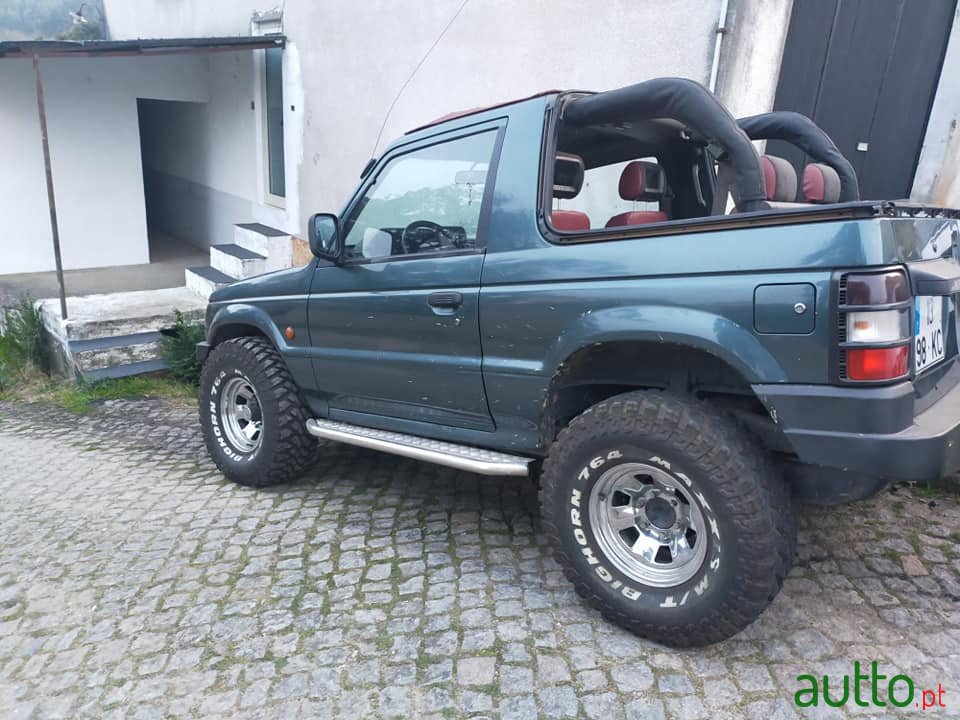 2005' Mitsubishi Pajero photo #3