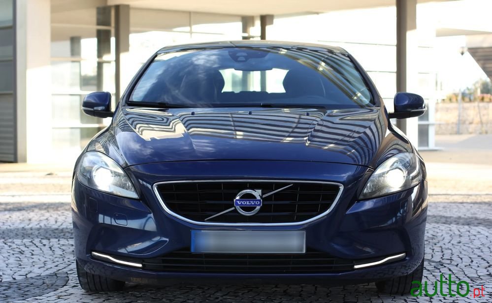 2015' Volvo V40 D4 Ocean Race photo #4