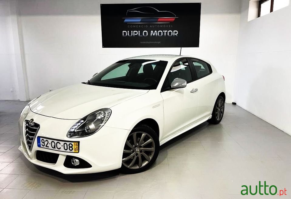 2015' Alfa Romeo Giulietta photo #1