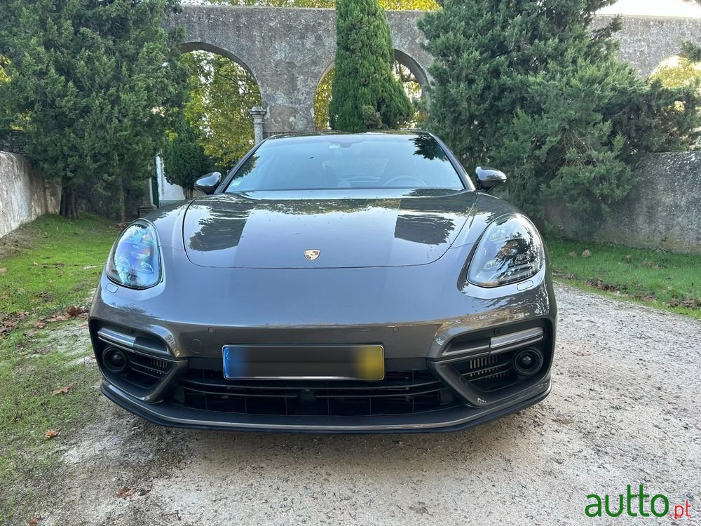 2018' Porsche Panamera Sport Turismo photo #3