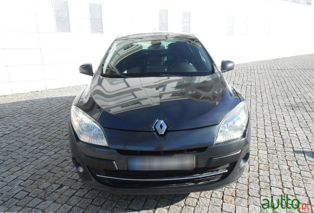 2011' Renault Megane photo #3