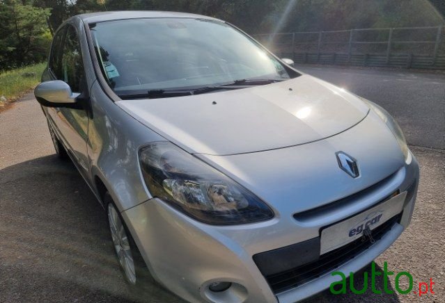 2011' Renault Clio photo #4