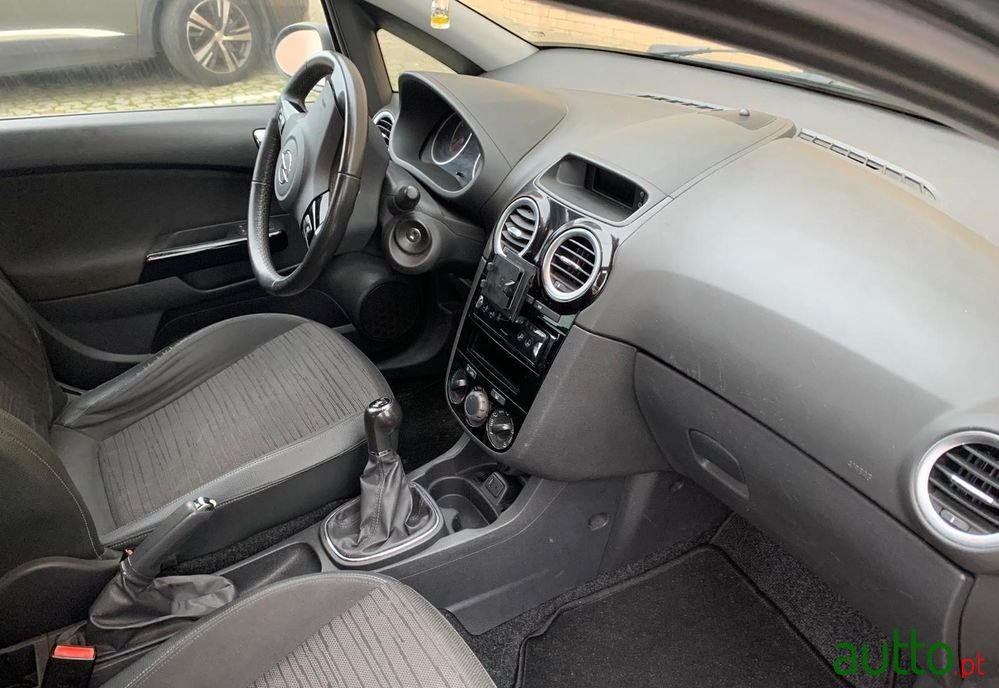 2014' Opel Corsa photo #2