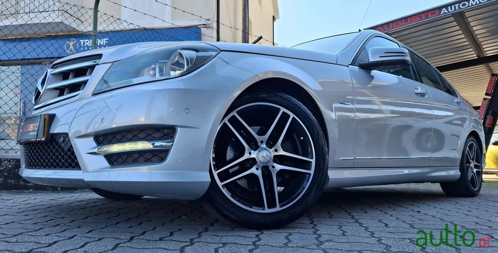 2011' Mercedes-Benz Classe C photo #3