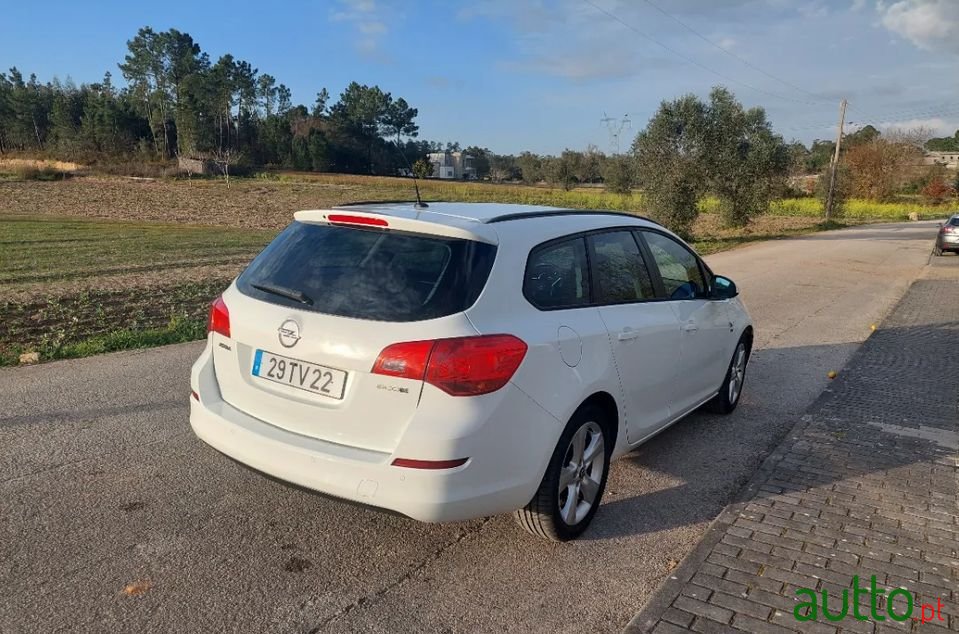 2012' Opel Astra photo #2