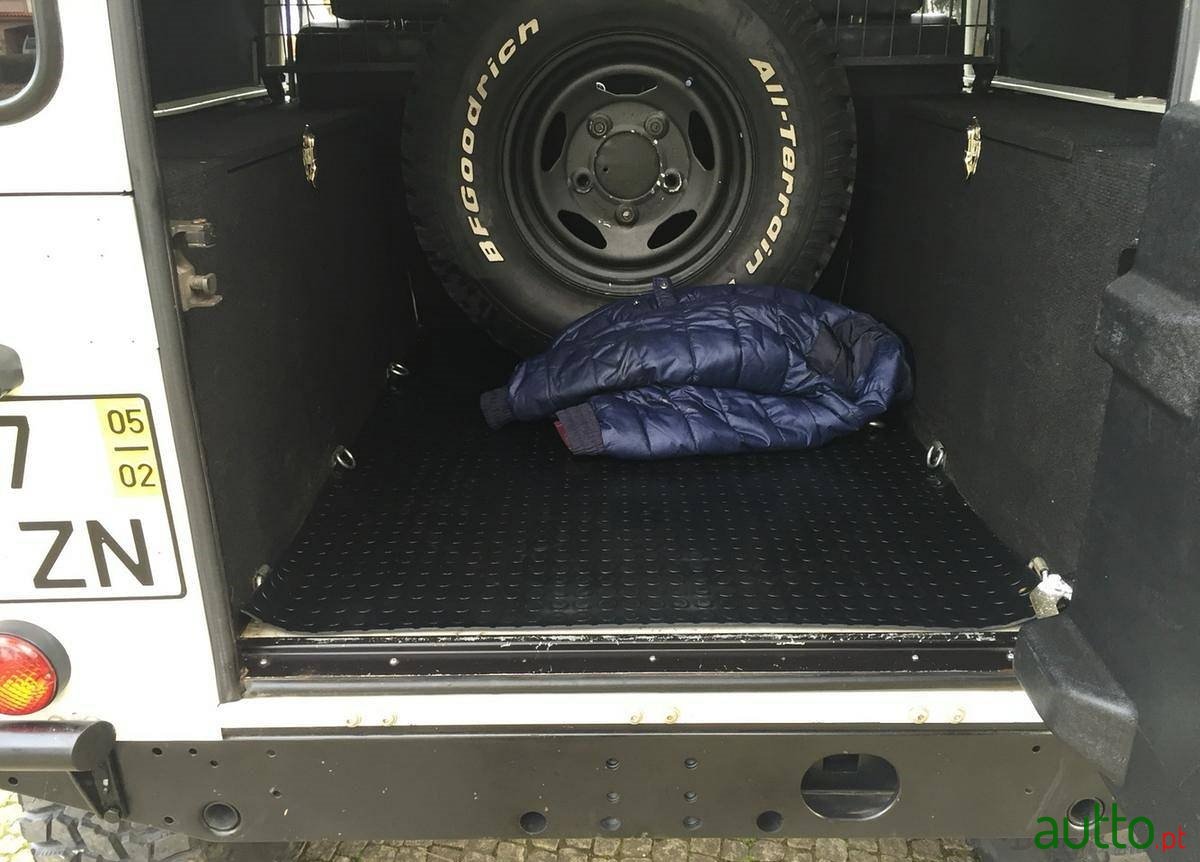 2005' Land Rover Defender 90 td5 photo #6