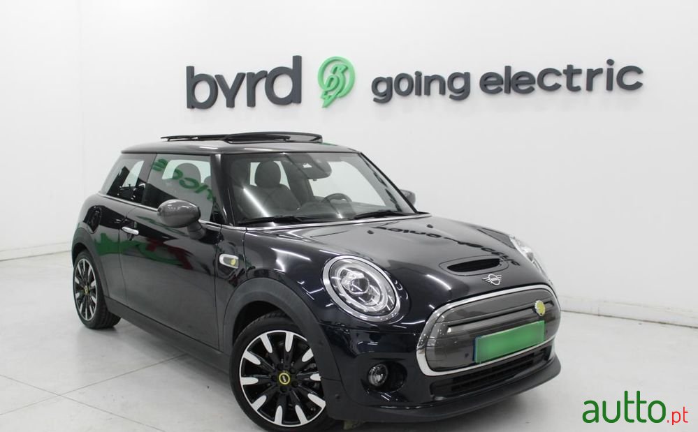 2021' MINI Cooper 3 Portas photo #1