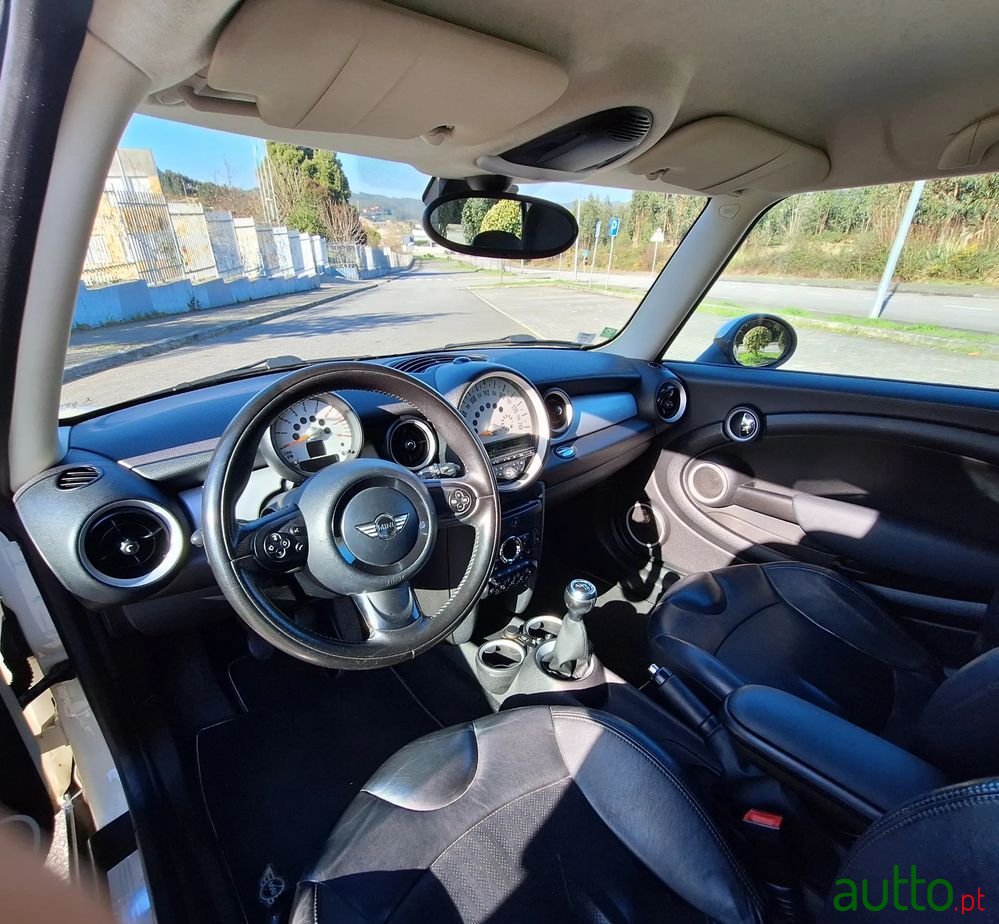 2011' MINI Cooper photo #6