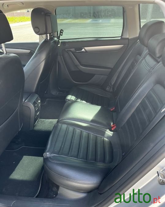 2012' Volkswagen Passat photo #6