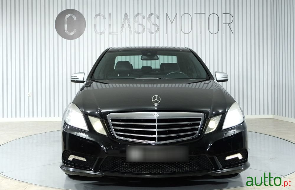 2009' Mercedes-Benz Classe E photo #2