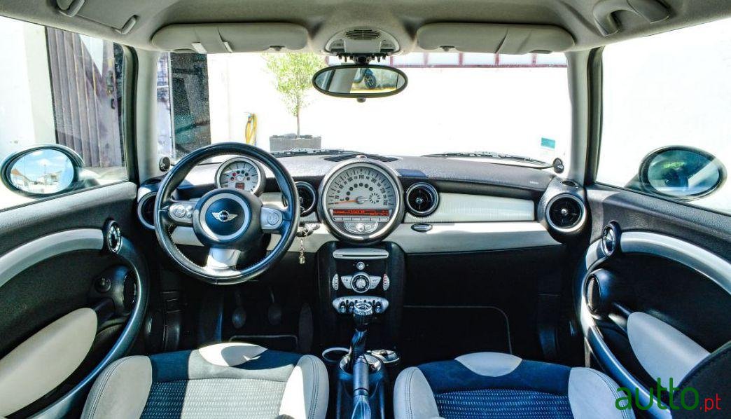 2009' MINI Cooper photo #2