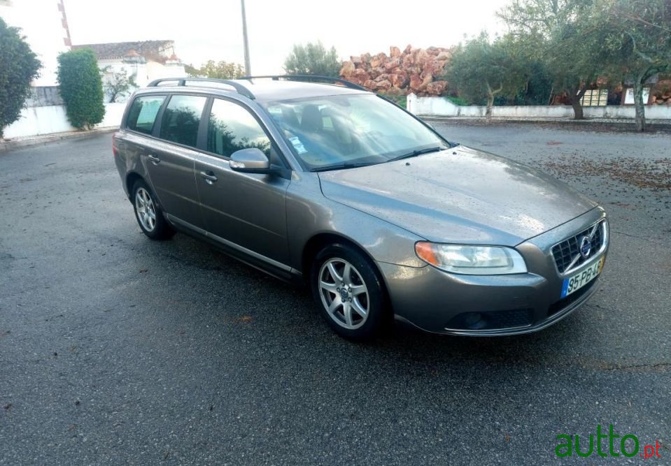 2010' Volvo V70 photo #2