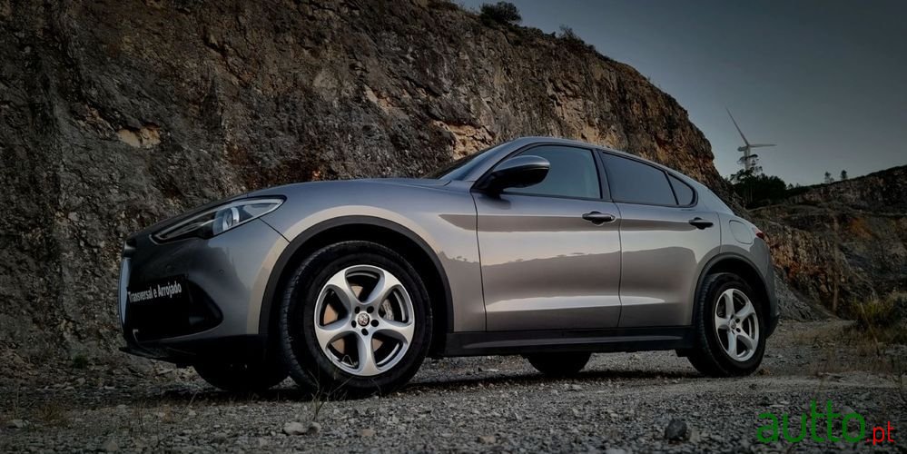 2018' Alfa Romeo Stelvio photo #4