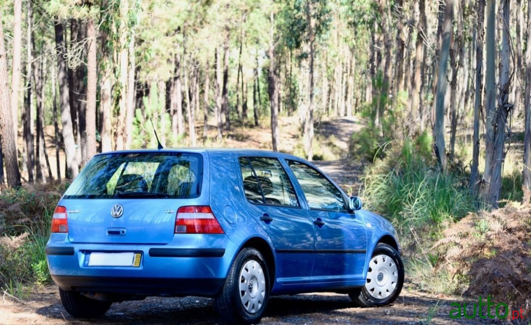 2003' Volkswagen Golf photo #2