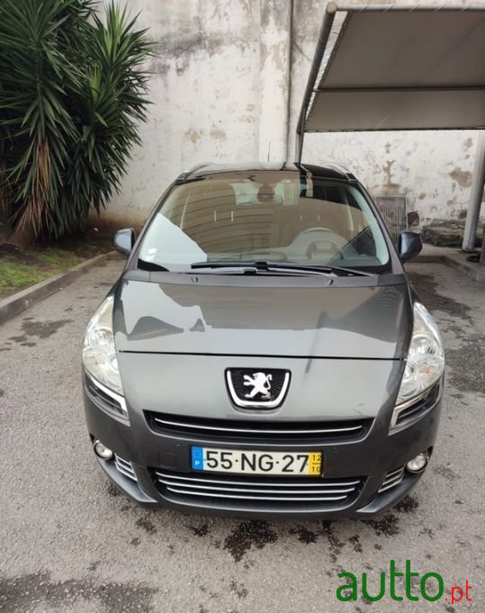 2012' Peugeot 5008 photo #6