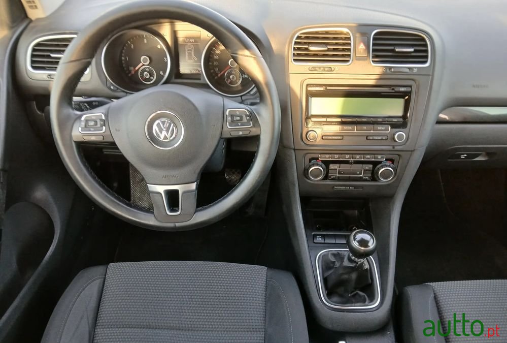 2009' Volkswagen Golf photo #5