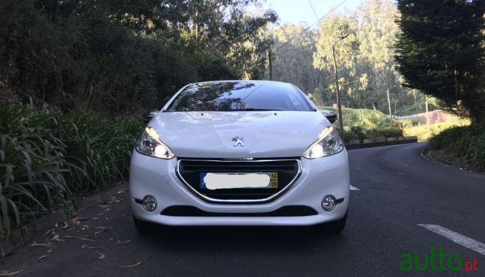2014' Peugeot 208 Allure 1.4 Hdi photo #1