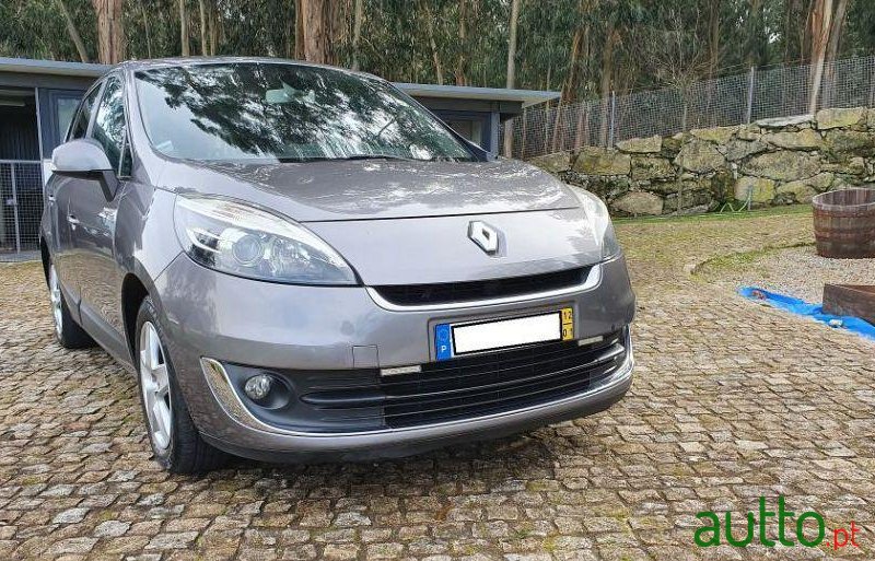 2012' Renault Grand Scenic photo #2