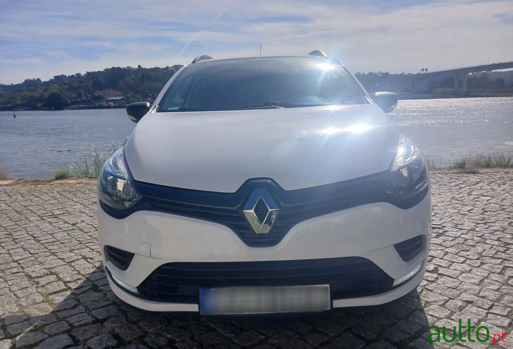 2017' Renault Clio Sport Tourer photo #3