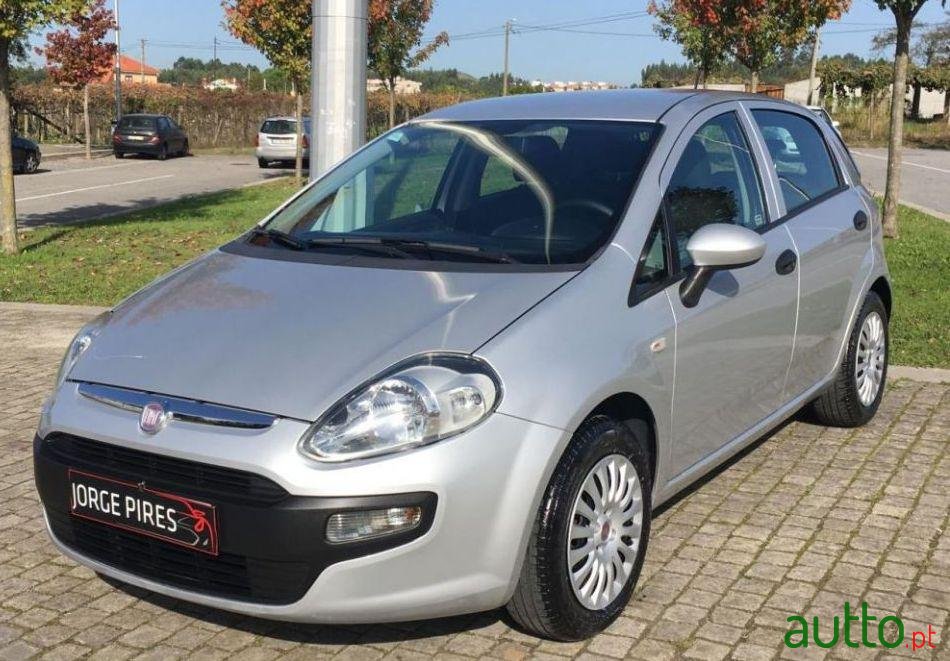 2011' Fiat Punto-Evo photo #2