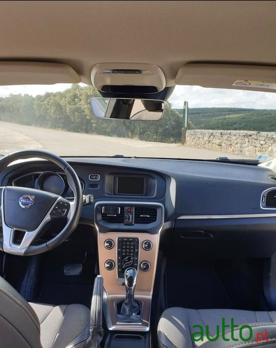 2015' Volvo V40 Cross Country photo #5