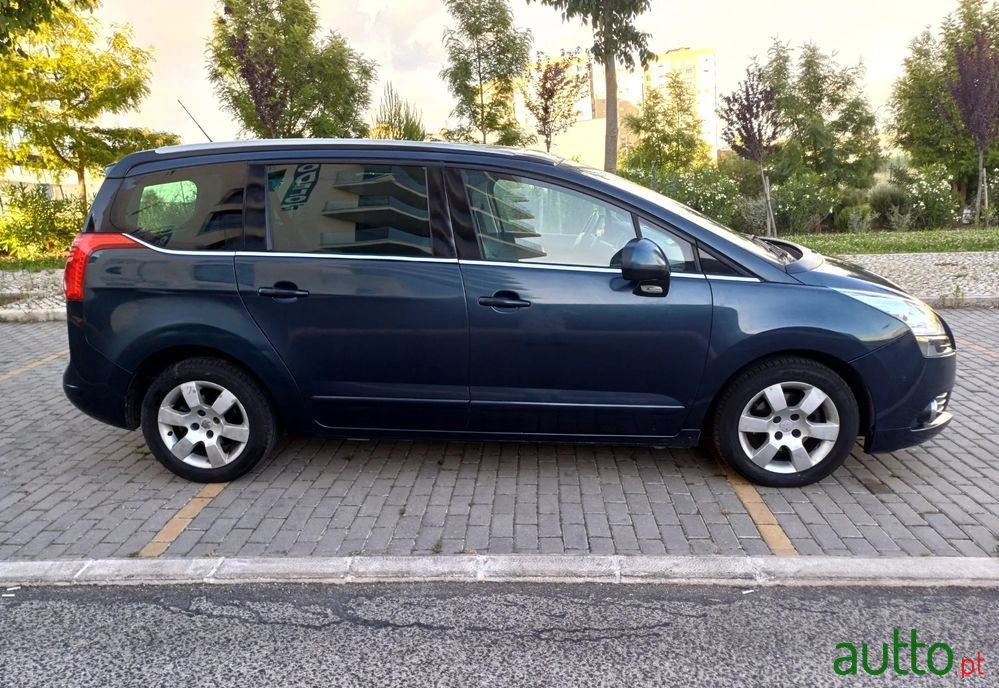 2012' Peugeot 5008 photo #5