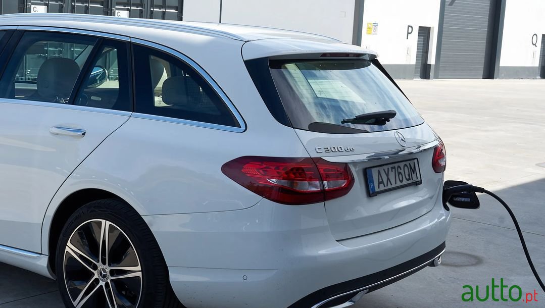 2020' Mercedes-Benz C-300 photo #2