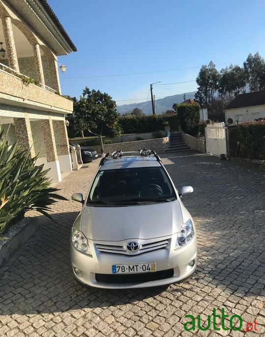 2012' Toyota Auris photo #2