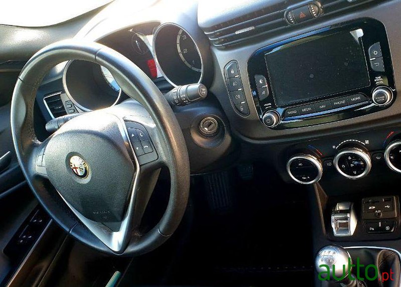 2014' Alfa Romeo Giulietta photo #1
