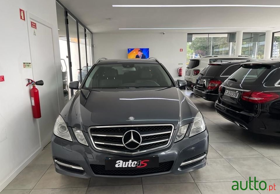 2012' Mercedes-Benz E-220 photo #3