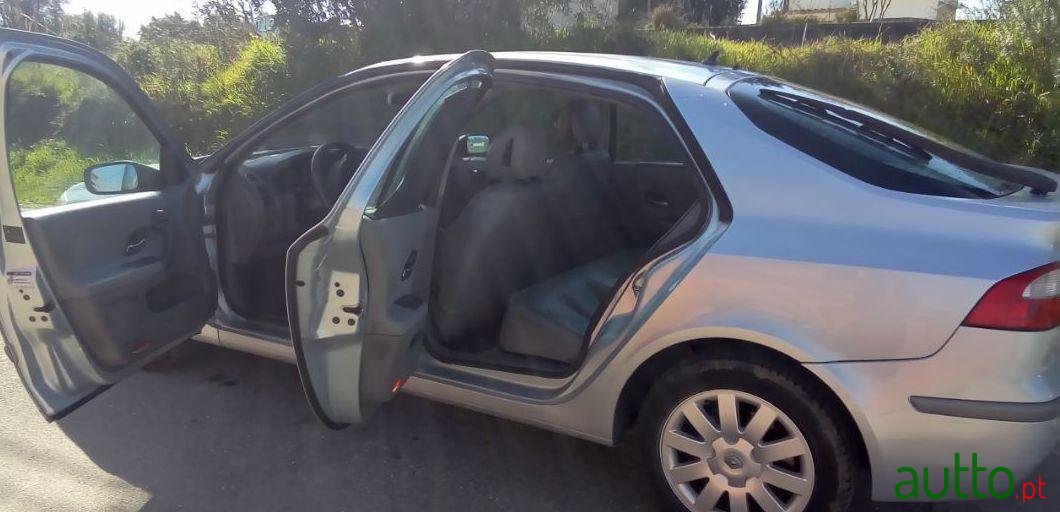2003' Renault Laguna 1.9 Dci Privilége photo #3