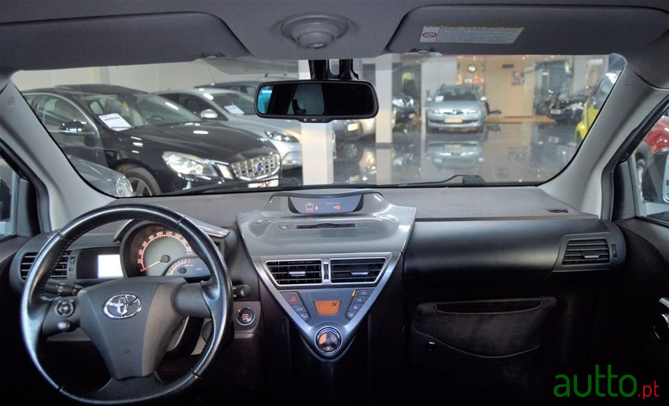 2010' Toyota iQ photo #2