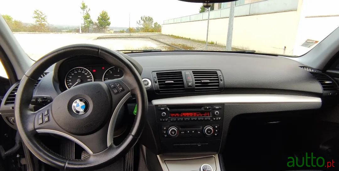 2011' BMW 118 photo #6