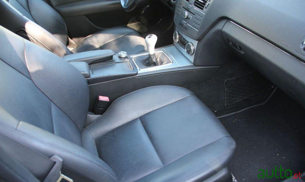 2009' Mercedes-Benz C-250 photo #2