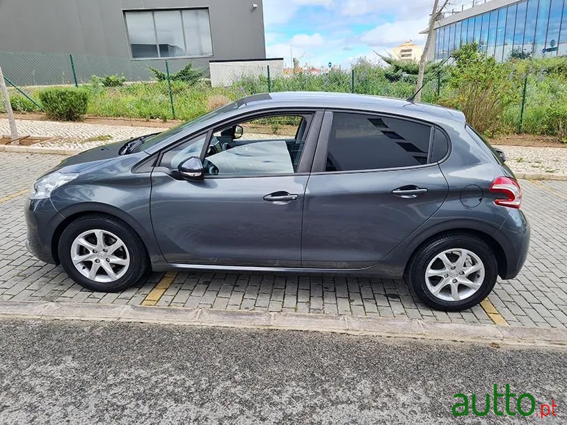 2014' Peugeot 208 photo #3