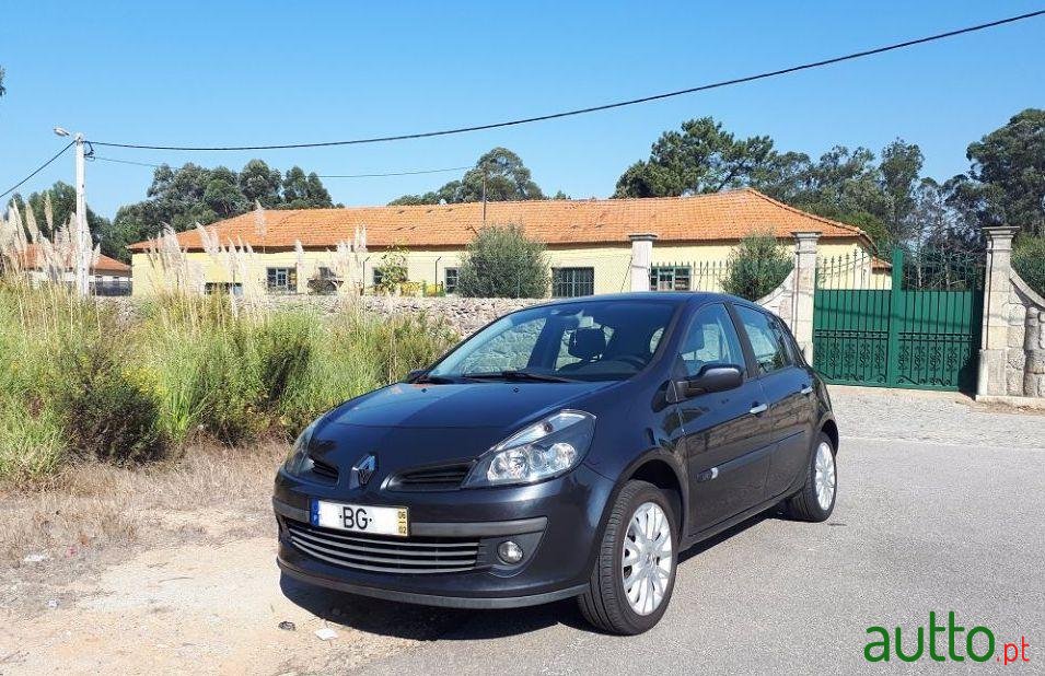 2006' Renault Clio 1.5 Dci photo #2