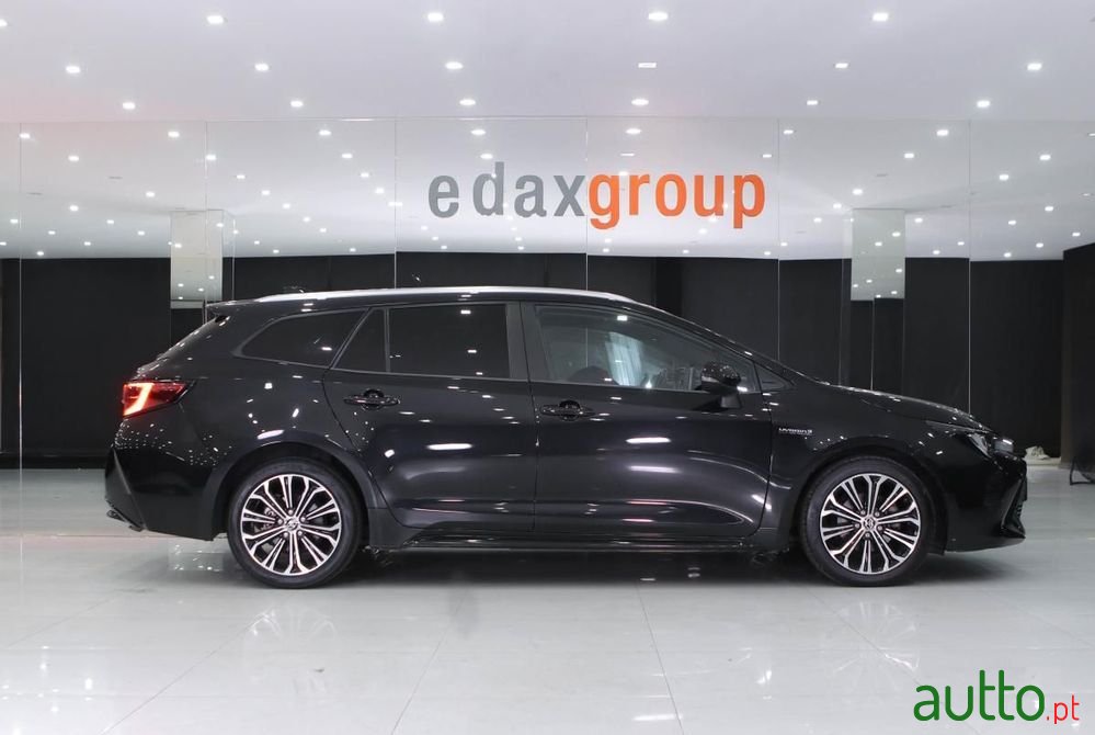 2020' Toyota Corolla Touring Sports photo #2