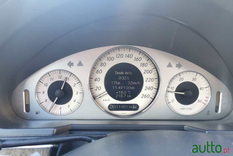 2002' Mercedes-Benz E-220 photo #1